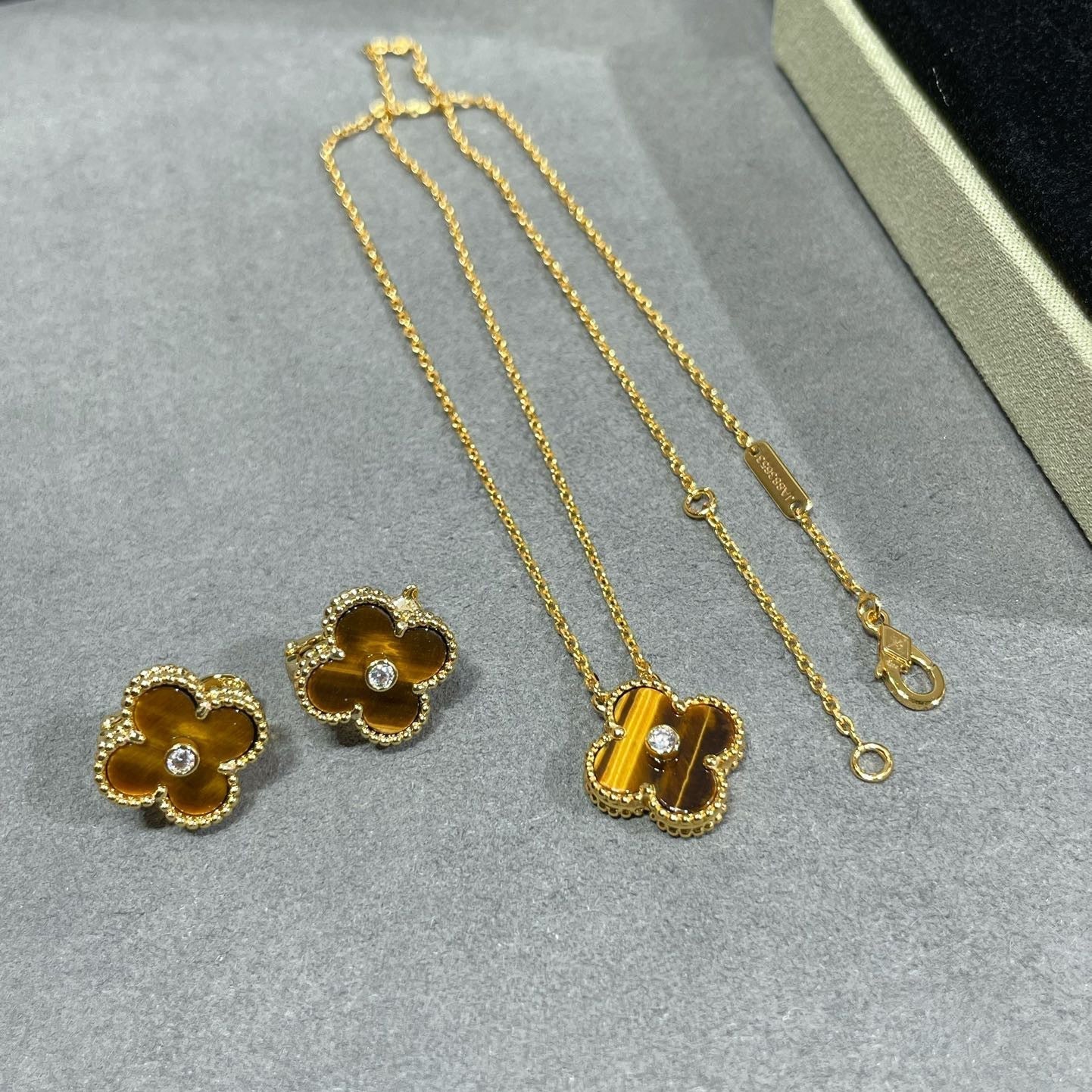 [Royal Jewelry]CLOVER 15MM DIAMOND AND YELLOW TIGER'S EYE AGATE necklace