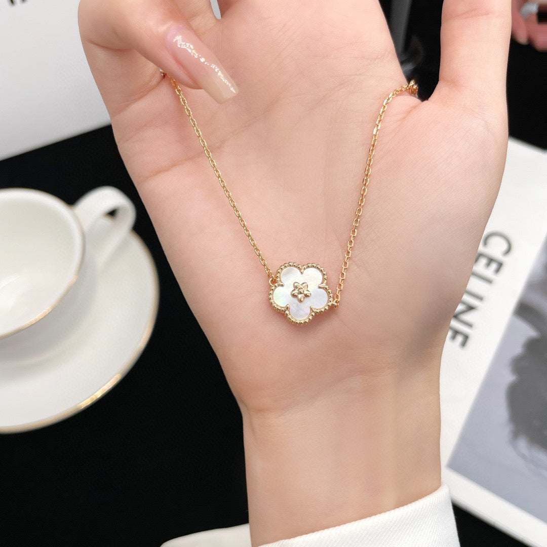 [Royal Jewelry]LUCKY WHITE MOP PLUM BLOSSOM  BRACELET