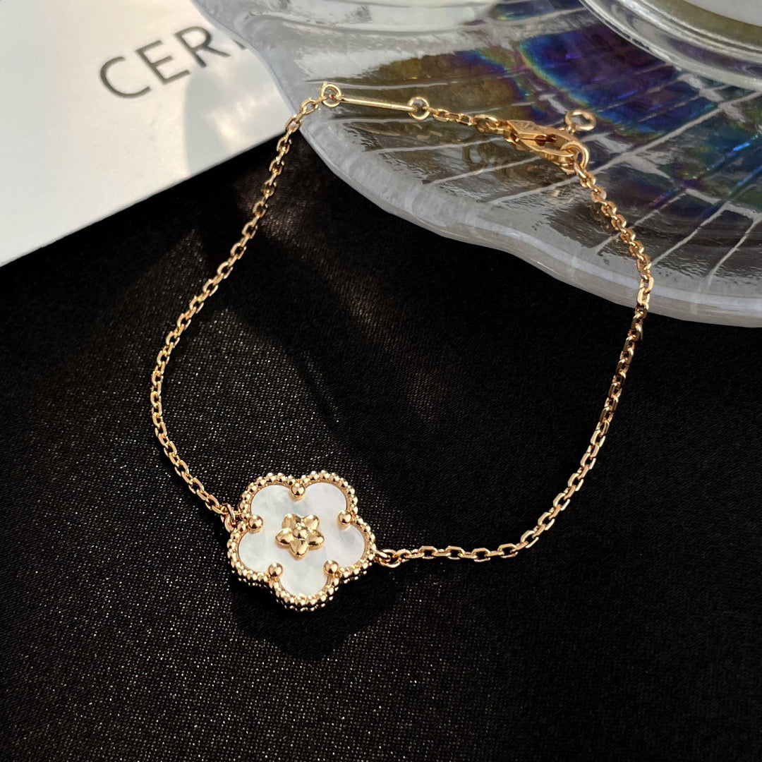 [Royal Jewelry]LUCKY WHITE MOP PLUM BLOSSOM  BRACELET