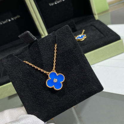 [Royal Jewelry]COLLIER TRÈFLE 15 MM DIAMANT ET AGATE BLEUE