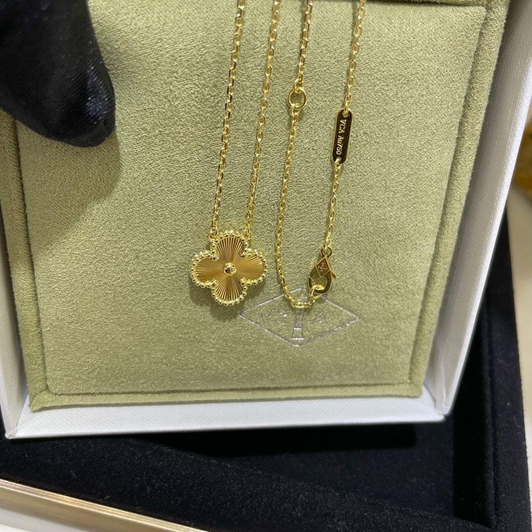 [Royal Jewelry]CLOVER 15MM LASER NECKLACE