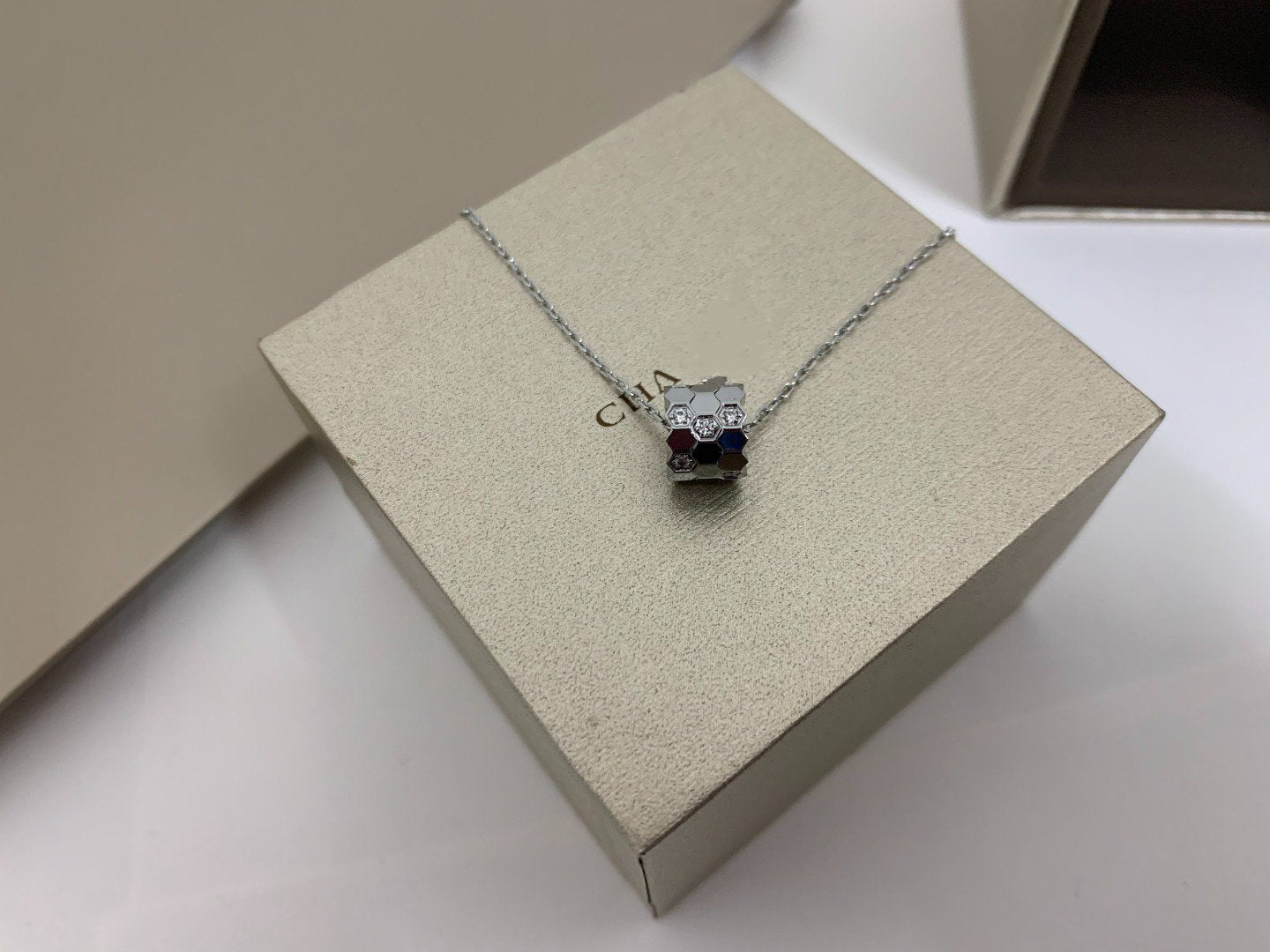 [Royal Jewelry]BEE LOVE DIAMOND NECKLACE
