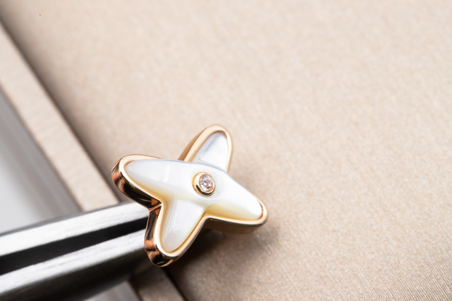 [Royal Jewelry]JEUX DE WHITE MOP PINK GOLD DIAMOND EARRINGS