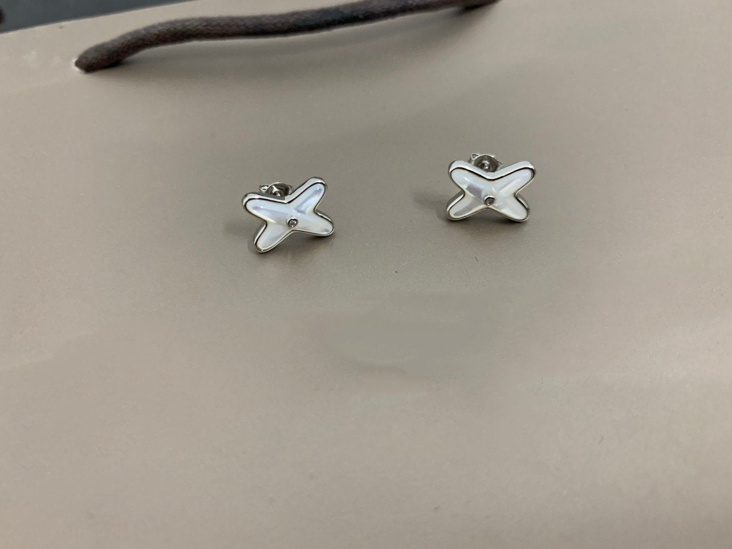 [Royal Jewelry]JEUX DE WHITE MOP SILVER DIAMOND EARRINGS