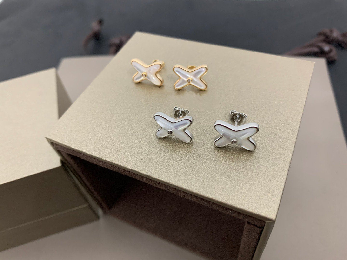 [Royal Jewelry]JEUX DE WHITE MOP SILVER DIAMOND EARRINGS