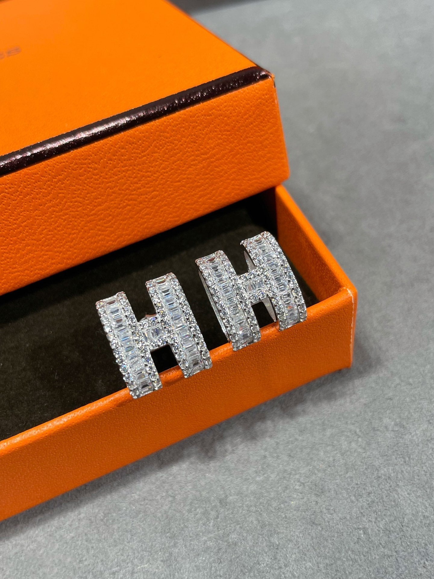 [Royal Jewelry]H STUD EARRINGS WITH SILVER DIAMONDS