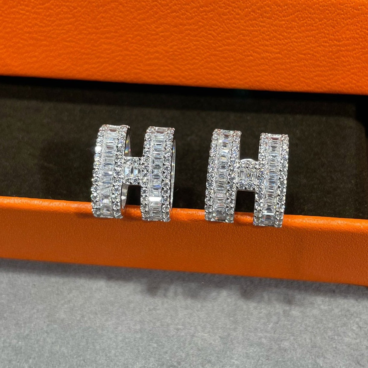 [Royal Jewelry]H STUD EARRINGS WITH SILVER DIAMONDS