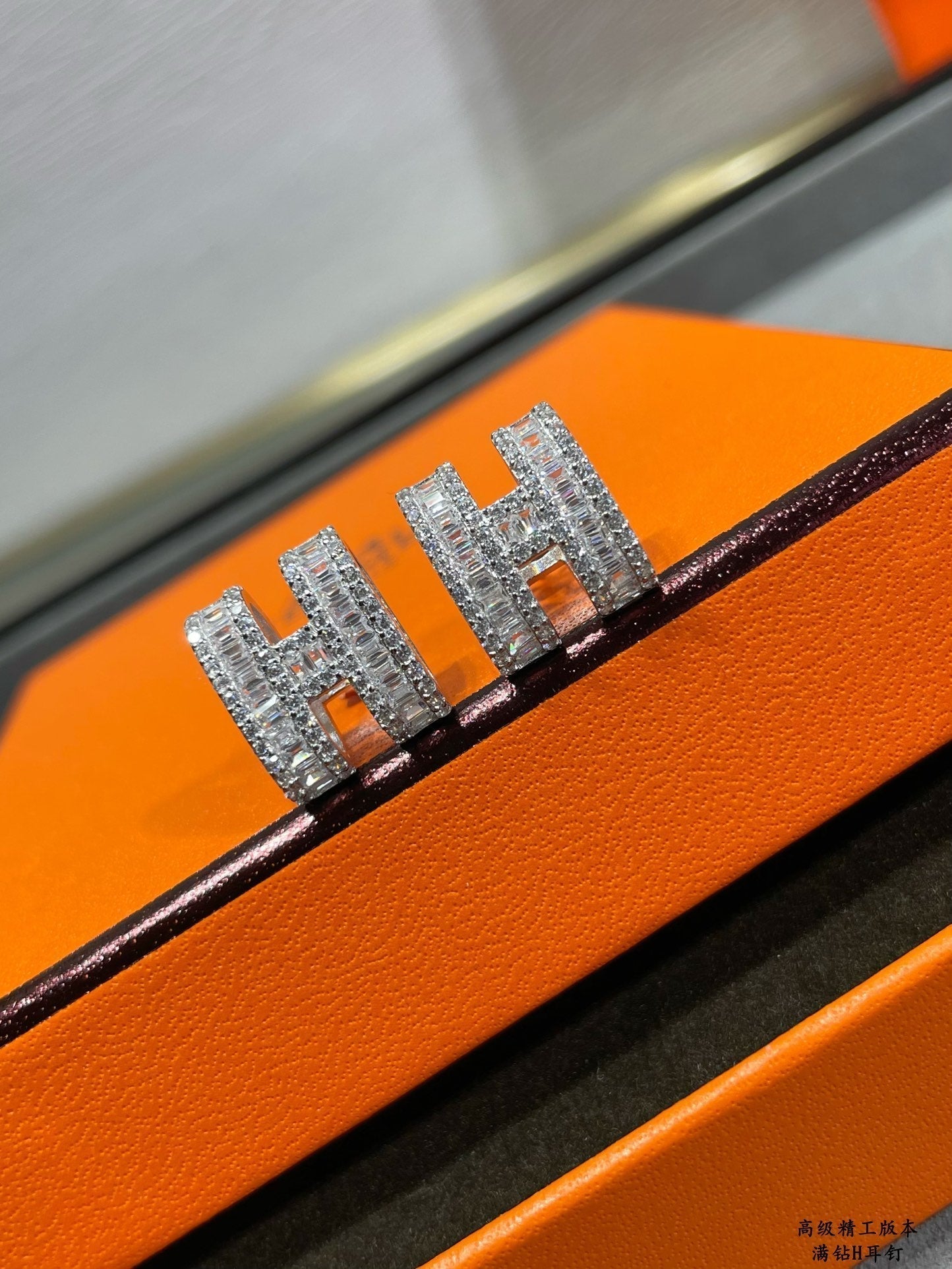 [Royal Jewelry]H STUD EARRINGS WITH SILVER DIAMONDS
