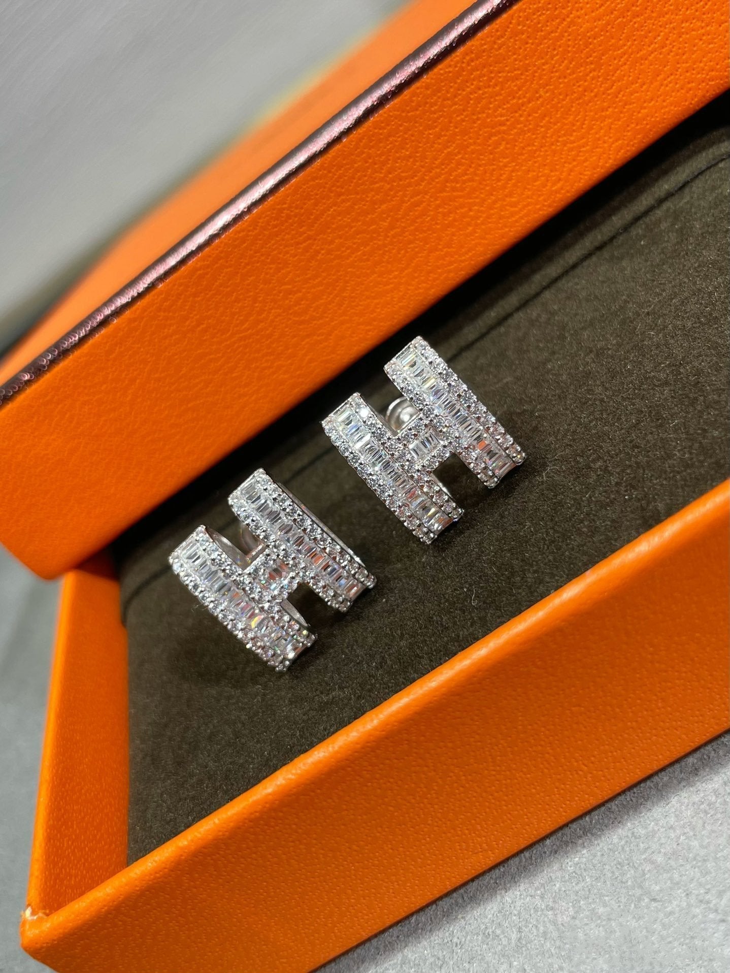 [Royal Jewelry]H STUD EARRINGS WITH SILVER DIAMONDS