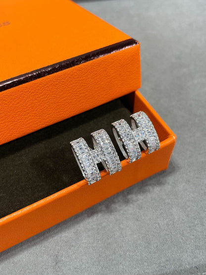 [Royal Jewelry]H STUD EARRINGS WITH SILVER DIAMONDS