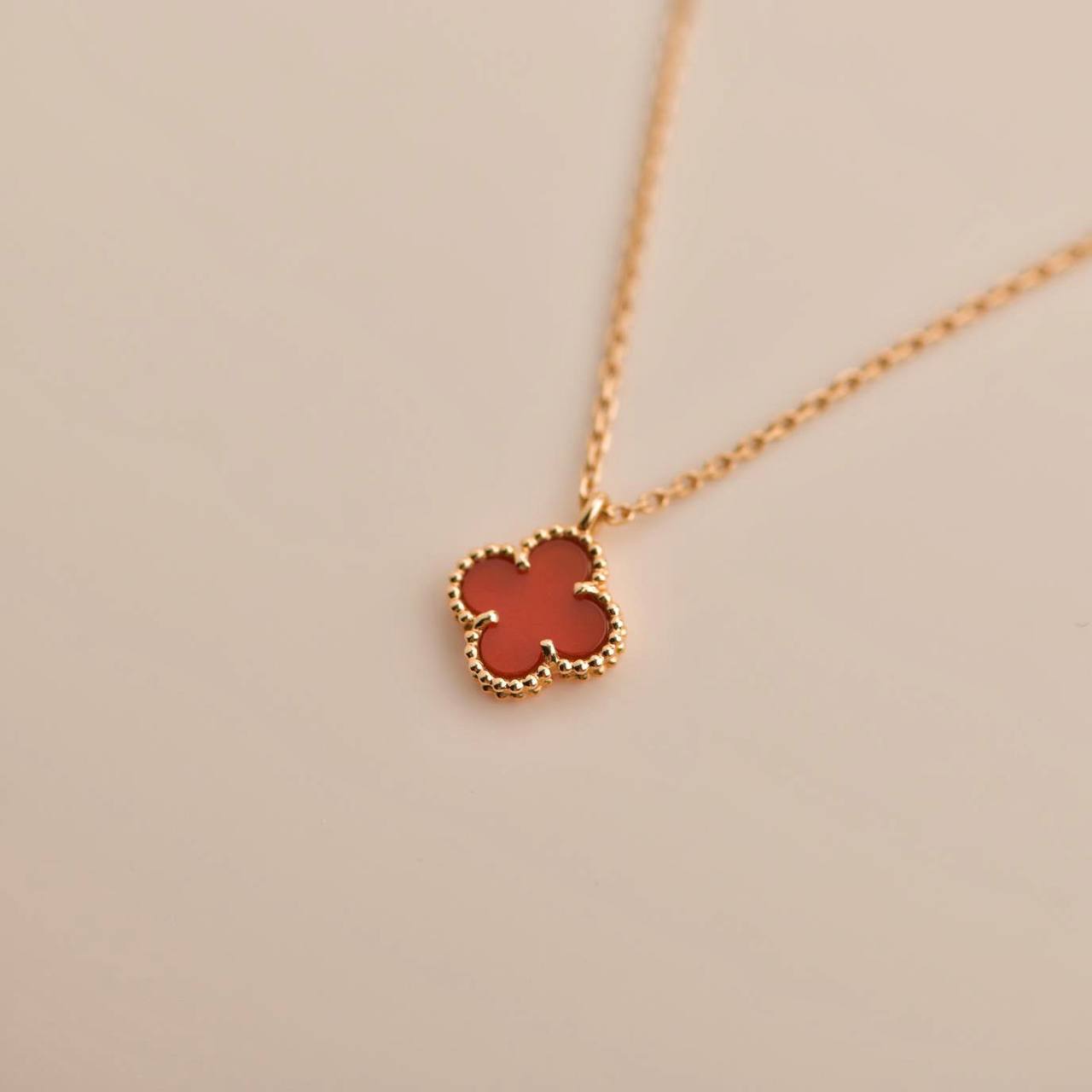 [Royal Jewelry]CLOVER MINI 9.5MM WHITE CARNELIANS NECKLACE