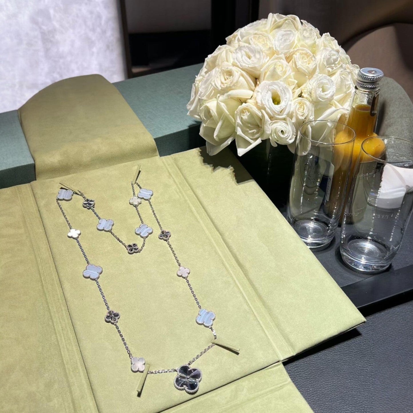 [Royal Jewelry]DETACHABLE CLOVER 15(11+4) FLOWER SILVER NECKLACE SET