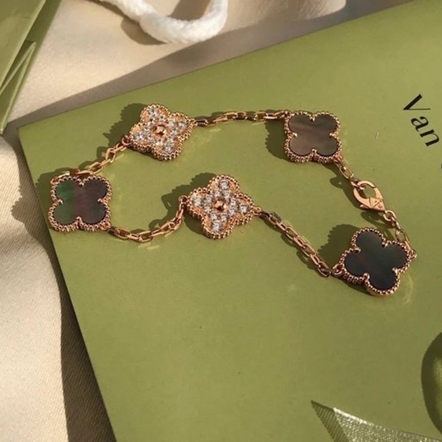 [Royal Jewelry]CLOVER 5 MOTIF GRAY MOP DIAMOND BRACELET