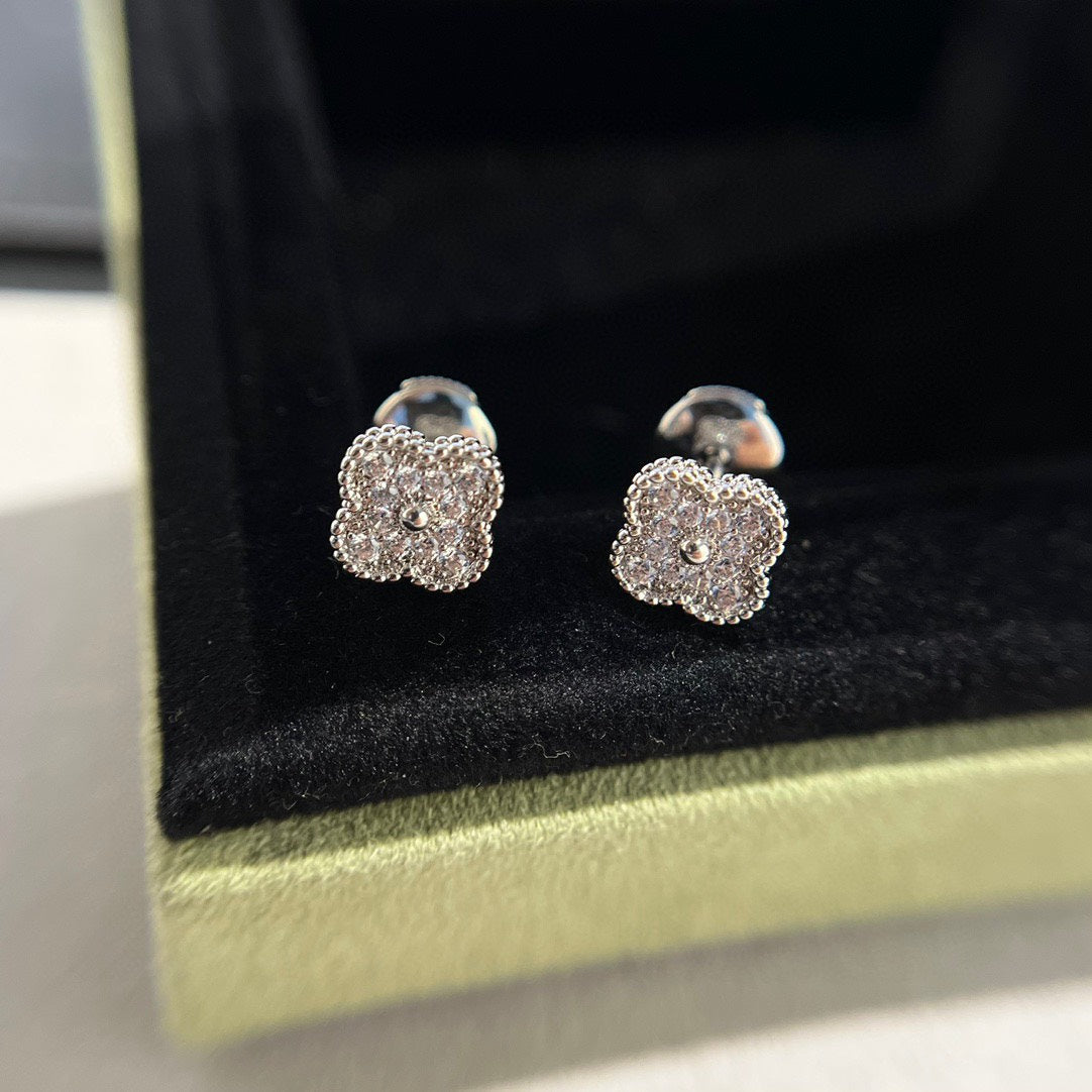 [Royal Jewelry]CLOVER MINI DIAMOND STUD EARRINGS
