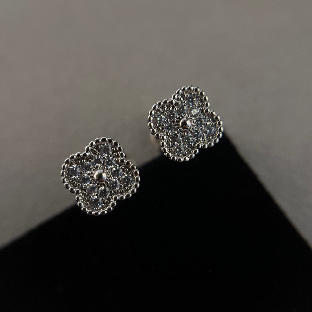 [Royal Jewelry]CLOVER MINI DIAMOND STUD EARRINGS
