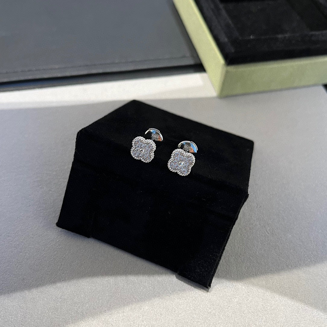 [Royal Jewelry]CLOVER MINI DIAMOND STUD EARRINGS