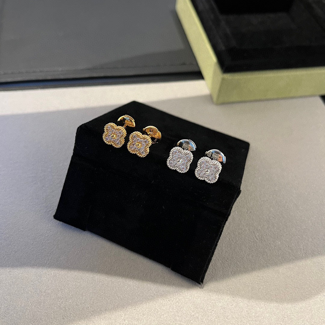 [Royal Jewelry]CLOVER MINI DIAMOND STUD EARRINGS